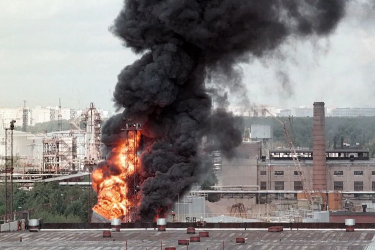 MOSCOVA, FEDERAȚIA RUSĂ - Fum puternic se ridică de la rafinăria de petrol din Kapotnya, o suburbie a Moscovei, 21 august 1998.