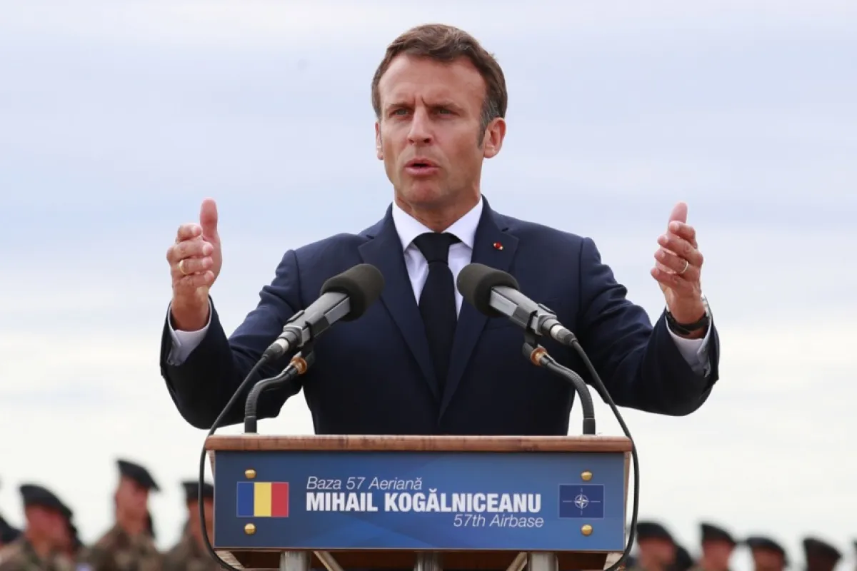 Președintele francez Emmanuel Macron gesticulează în timp ce rostește o declarație de încheiere a vizitei sale la Baza Aeriană Mihail Kogălniceanu, lângă orașul Constanța, România, 15 iunie 2022.