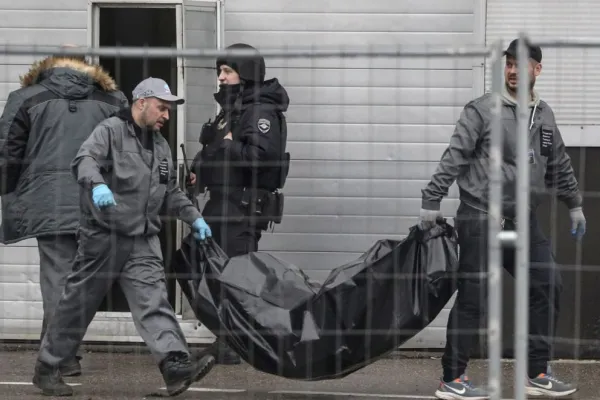 Masacru la Moscova: cel puţin 150 de morţi în atacul terorist revendicat de Statul Islamic