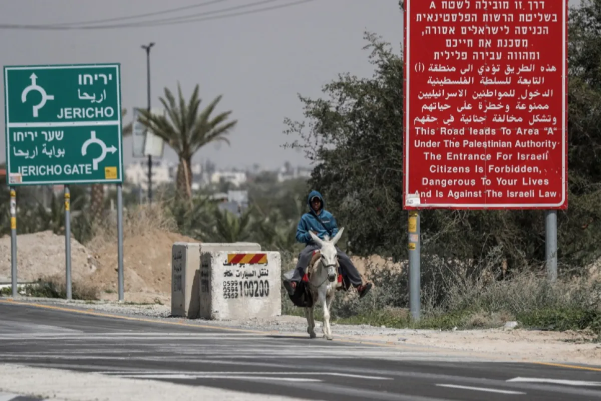 Israeli forces tighten security following West Bank shooting attacks