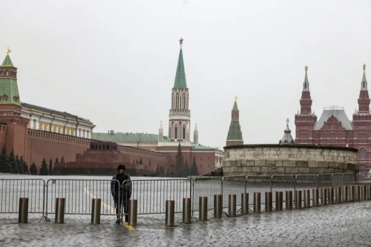 Un polițist rus păzește intrarea închisă în Piața Roșie, în urma unui atac terorist la sala de concerte Crocus, la Moscova, Rusia, 24 martie 2024.