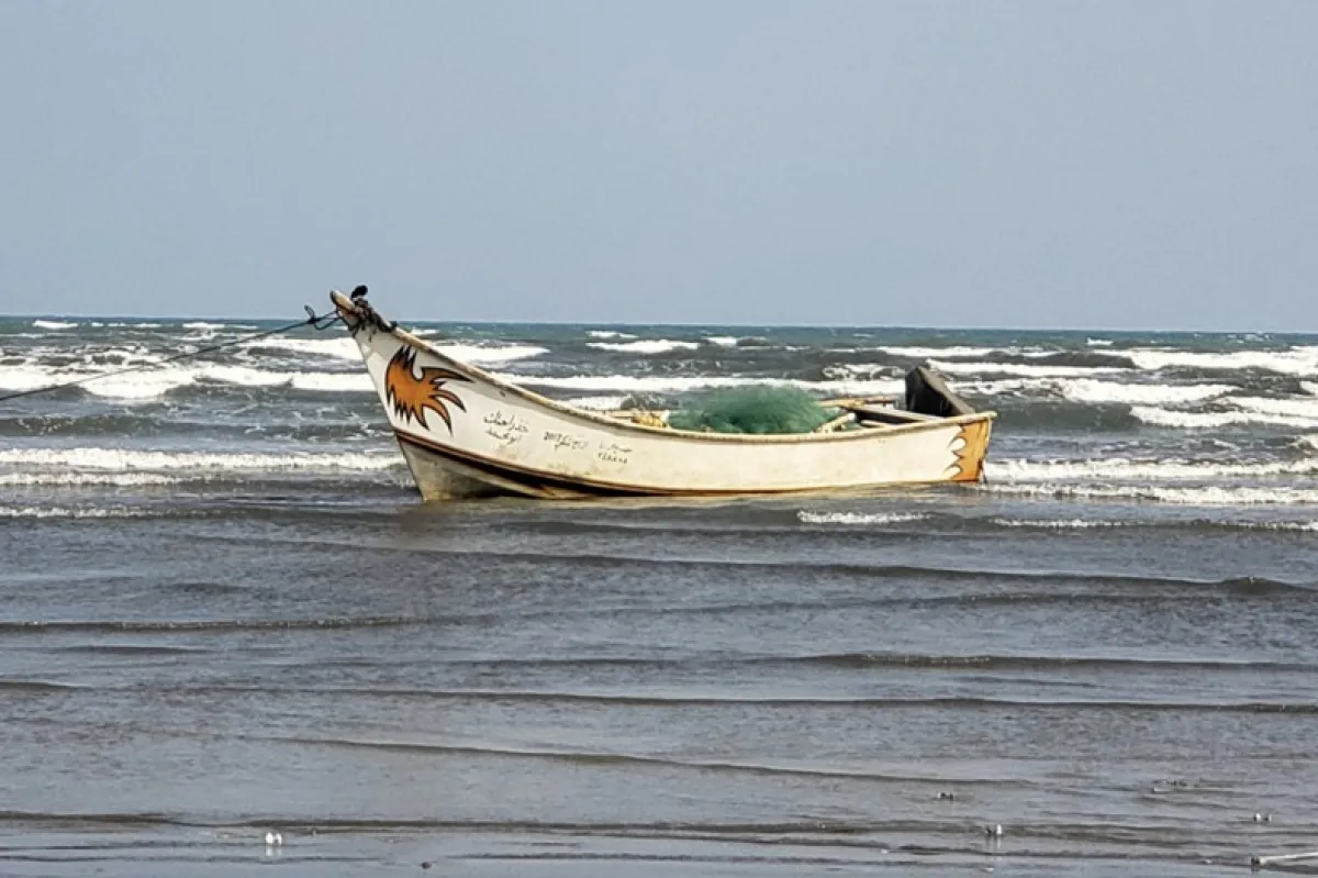 O barcă este ancorată pe plaja Mării Arabiei, lângă strâmtoarea Bab al-Mandab, în ​​orașul-port Aden, Yemen, 22 decembrie 2023.