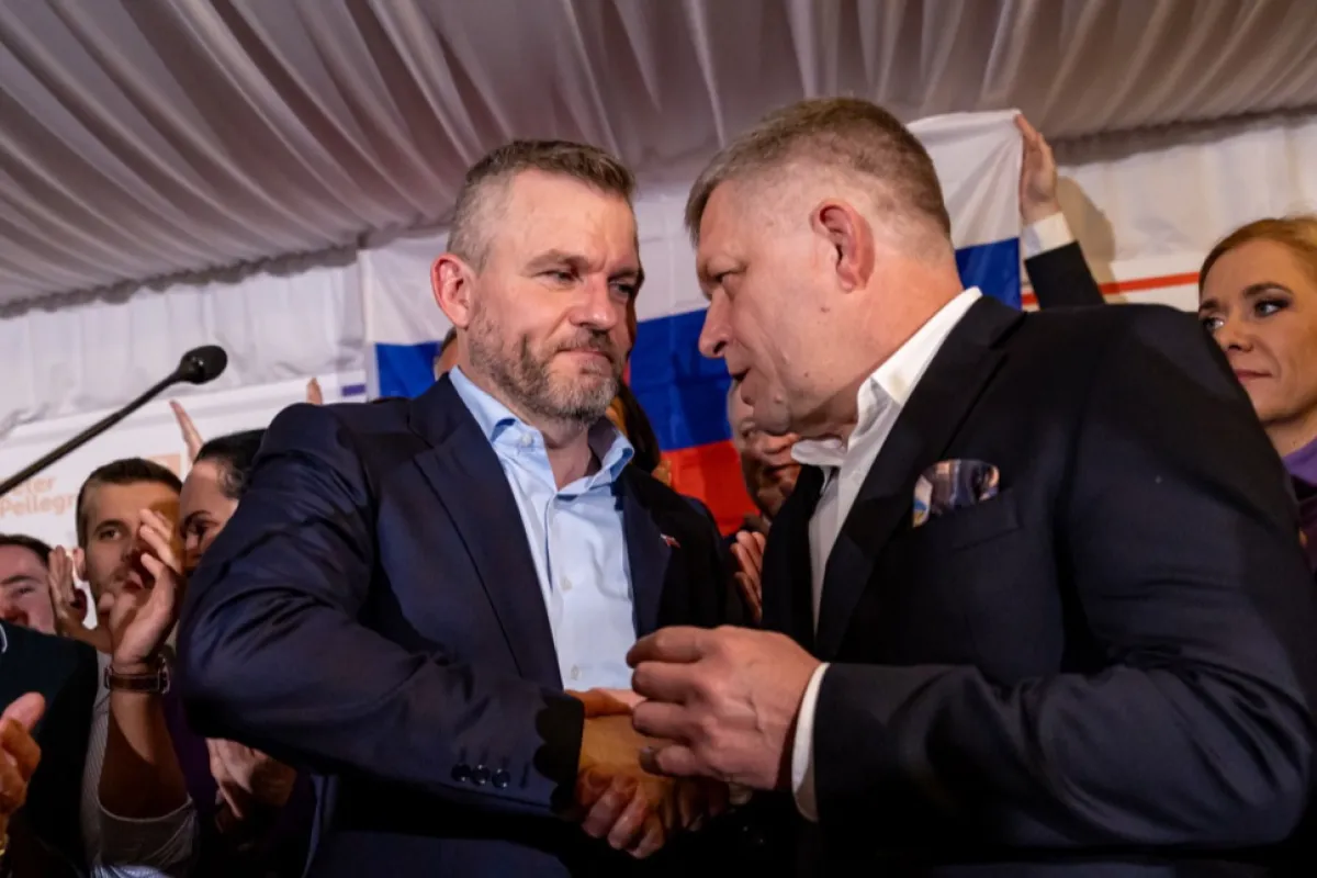 Candidatul la președinția slovacă și președintele Consiliului Național Peter Pellegrini strânge mâna cu prim-ministrul slovac Robert Fico în noaptea alegerilor prezidențiale din Slovacia, la sediul său din Bratislava, Slovacia, 06 aprilie 2024.