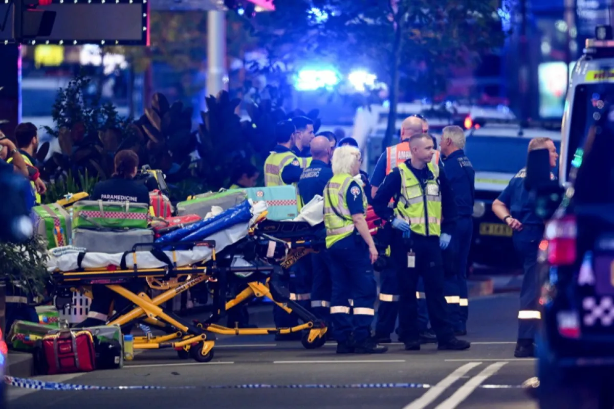 Poliția și serviciile de urgență sunt văzute la Bondi Junction după mai multe înjunghieri în centrul comercial Westfield Bondi Junction din Sydney, Australia, 13 aprilie 2024.