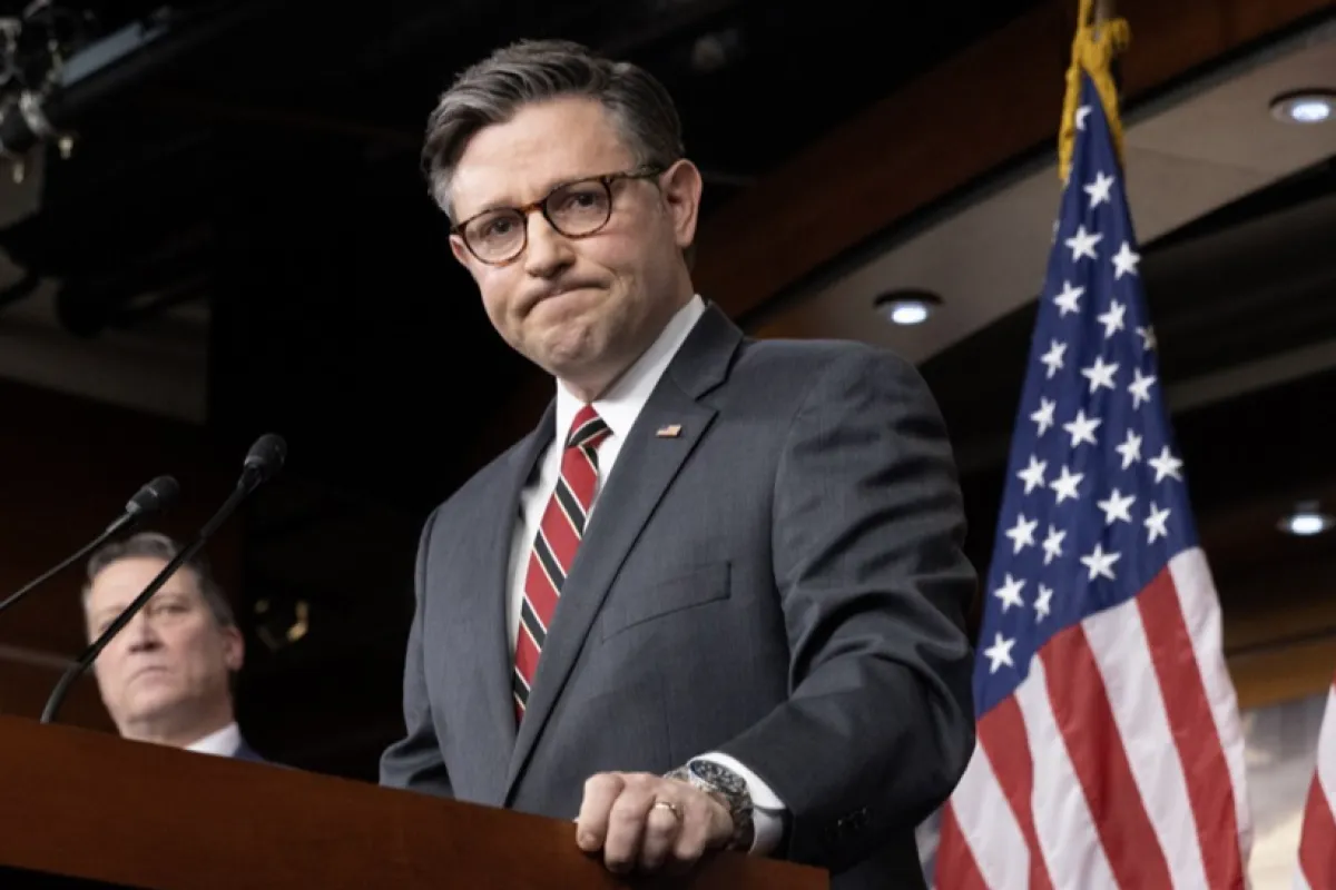 Președintele Camerei Reprezentanţilor, Mike Johnson (r) participă la o conferință de presă la Capitol Hill, la Washington, DC, SUA, 14 februarie 2024. Un proiect de lege pentru ajutorul extern de 95 de miliarde de dolari destinat Ucrainei, Israelului și Taiwanului se confruntă cu opoziția Camerei, controlate de republicani